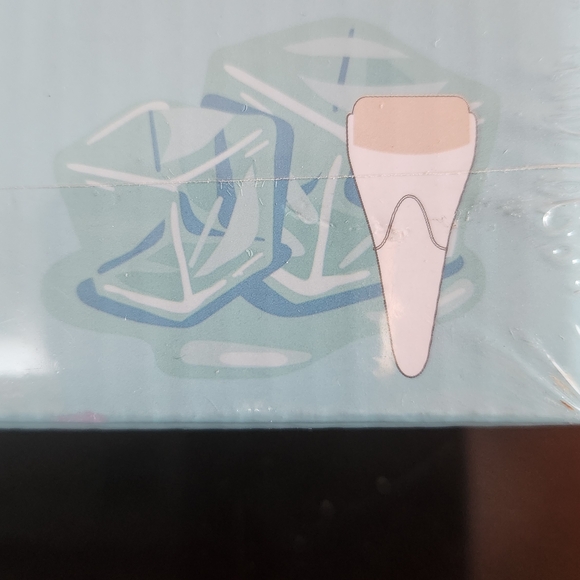 Cooling Blue Skincare Roller For Face - Picture 5 of 6